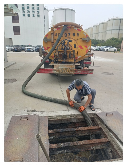 九真镇隔油池清掏