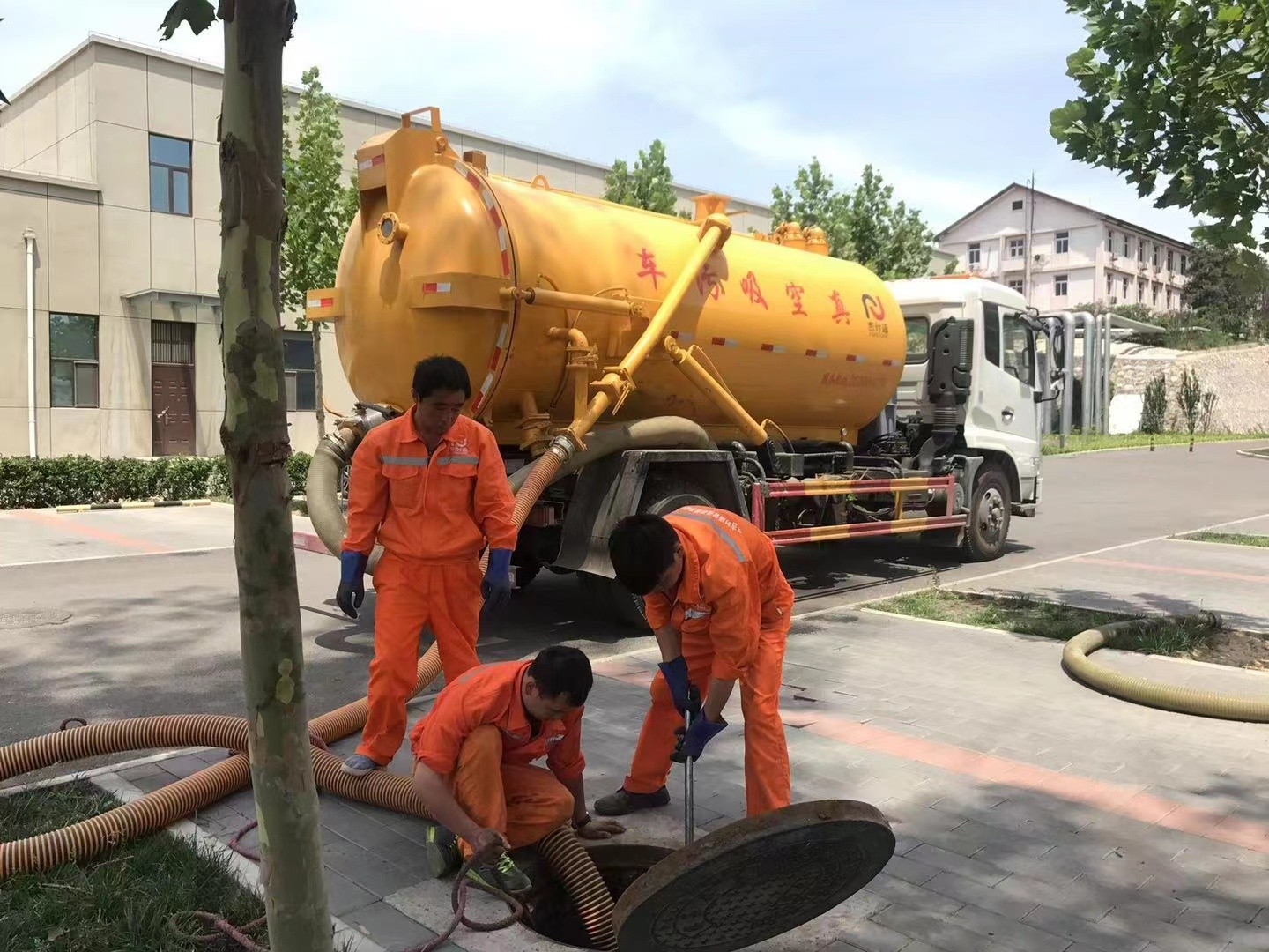 九真镇管道疏通车停在窨井附近