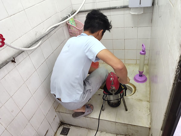 九真镇管道堵塞冒臭气 专业师傅现场解决问题